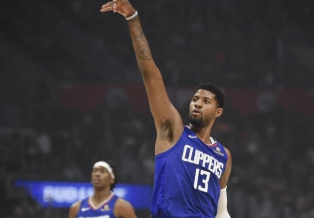 体育视频直播-小个阵容失灵内线防守告急 快艇休赛期运作失败？